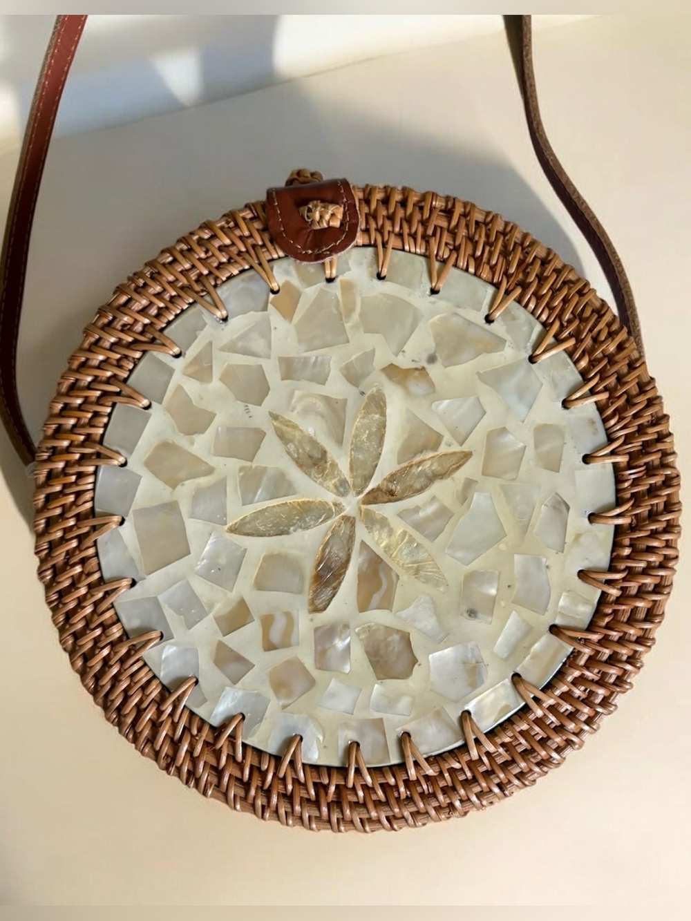 NWT Rattan Handcrafted Mother Of Pearl Shell Round Bucket bag Crossbody - Picture 1 of 16